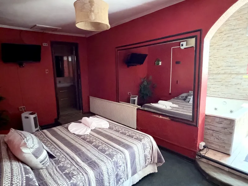 Habitación con espejo y muro de piedra