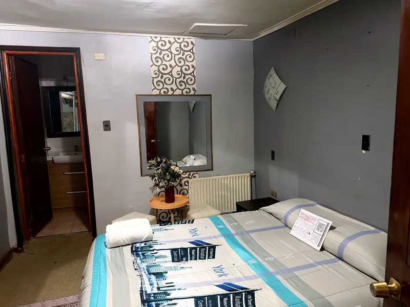 Habitación VIP con espejo y baño privado