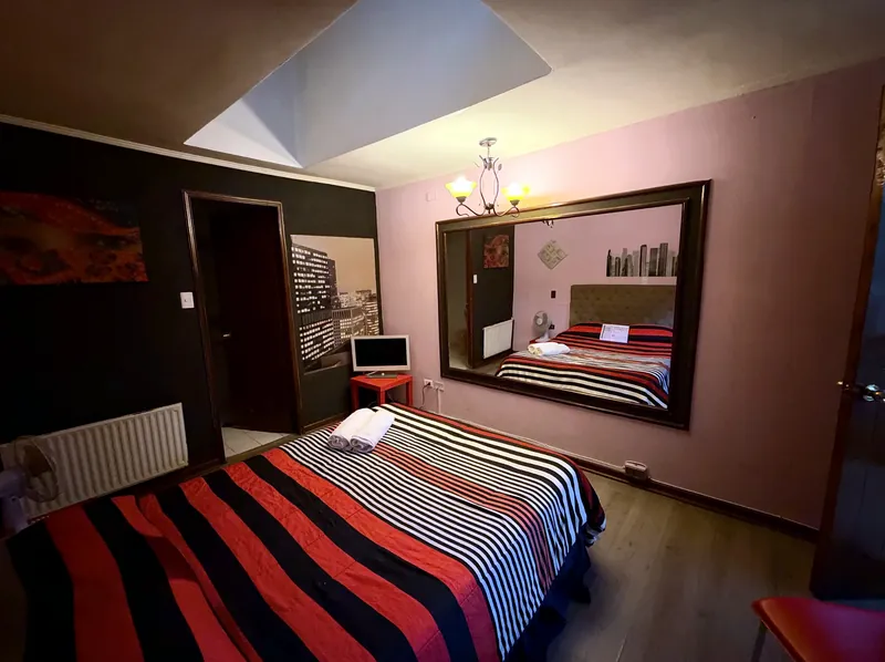 Habitación VIP con cama doble y espejo